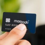 Mão segurando cartão de crédito Magalu