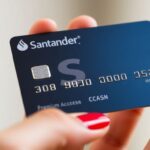 Cartão SX Santander com detalhes brilhantes e modernos.