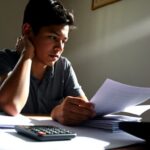 ¿Tala Préstamos en Paraguay? Descubre si es la opción correcta para ti Persona considerando préstamos en Paraguay.