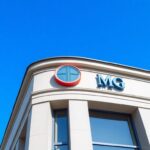 Prédio do banco BMG com céu azul.