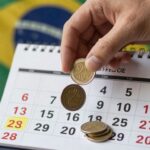 PIS/Pasep 2026: datas de pagamento e novidades Calendário PIS/Pasep com moedas e bandeira do Brasil